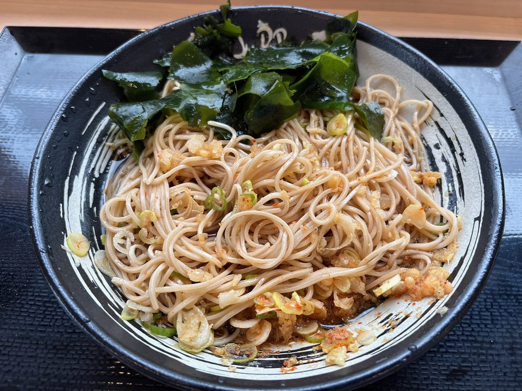キャプション:わかめも乗せて全体をしっかり混ぜ合わせる
