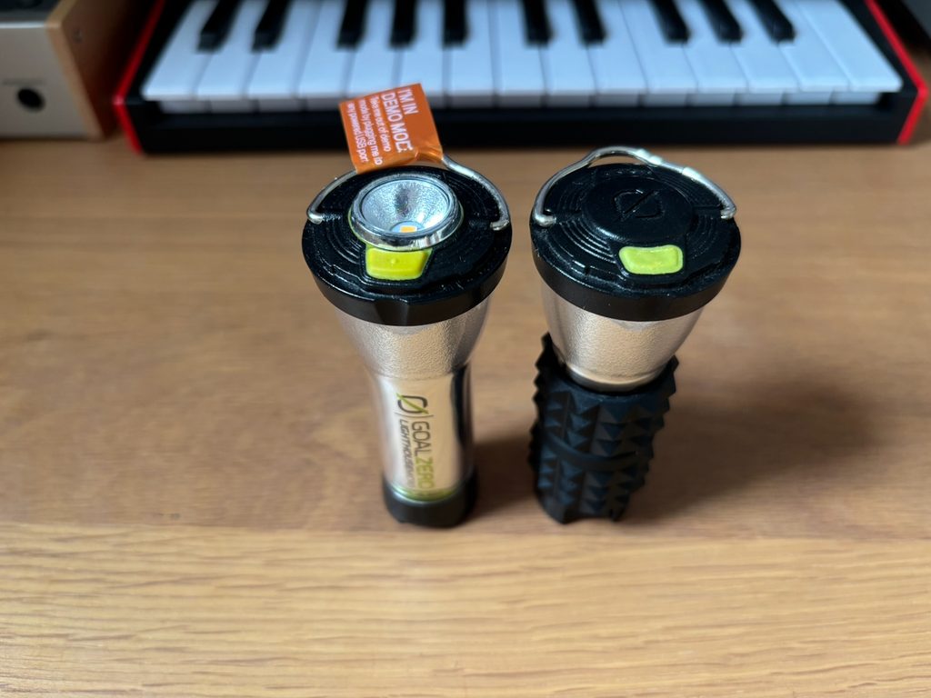 ノーマルタイプ(右)と、フラッシュ機能付きモデル(左)。カバーでのカスタムも楽しめる