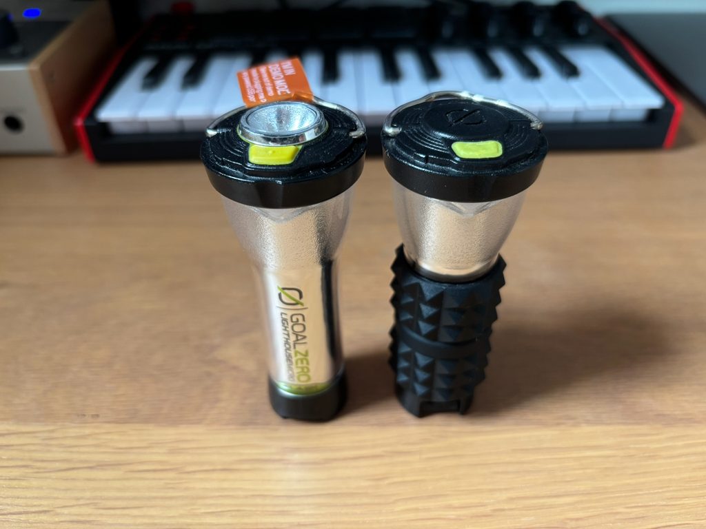 ノーマルタイプ(右)と、フラッシュ機能付きモデル(左)。カバーでのカスタムも楽しめる