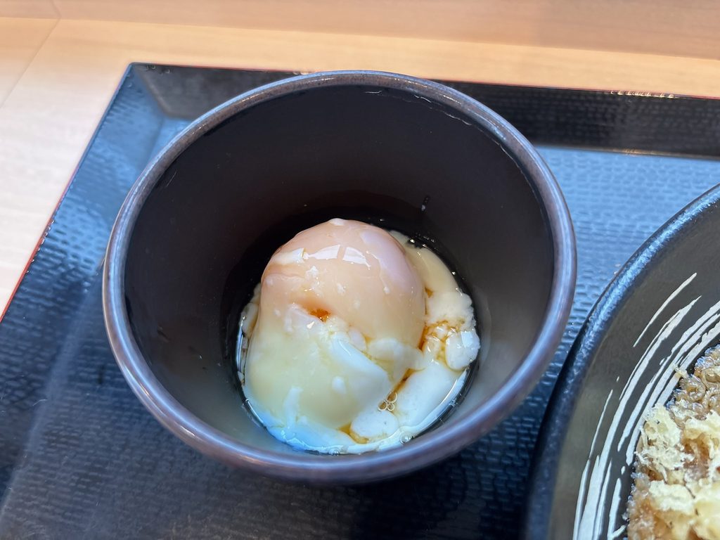 とろりと絶妙な温玉。朝そばに玉子を加えることで満足感もアップ