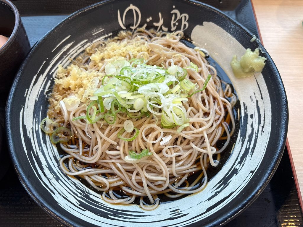 わかめや温玉を乗せつつ、薬味はシンプルに。最近のお気に入りの食べ方です