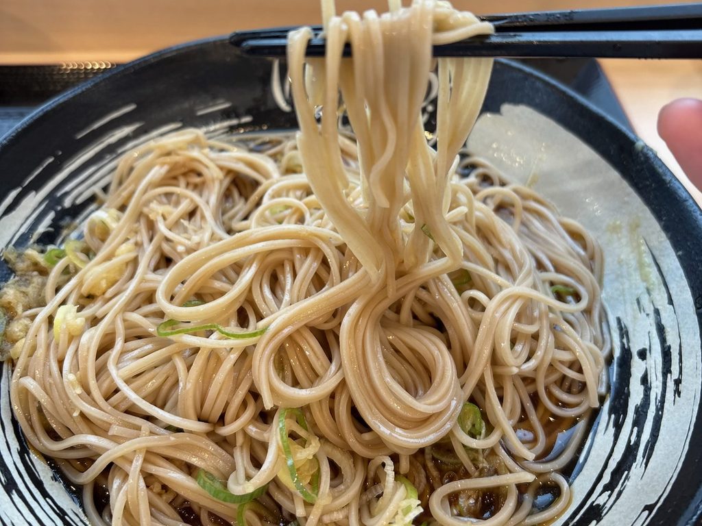 キリッと冷えたつゆにわさびを添えて。天かすを少し加えるのが最近のお気に入り