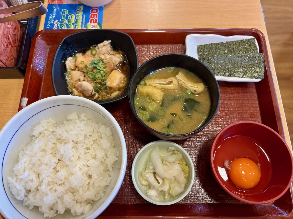 なか卯の「こだわり卵の鶏小鉢朝食（並盛）」
