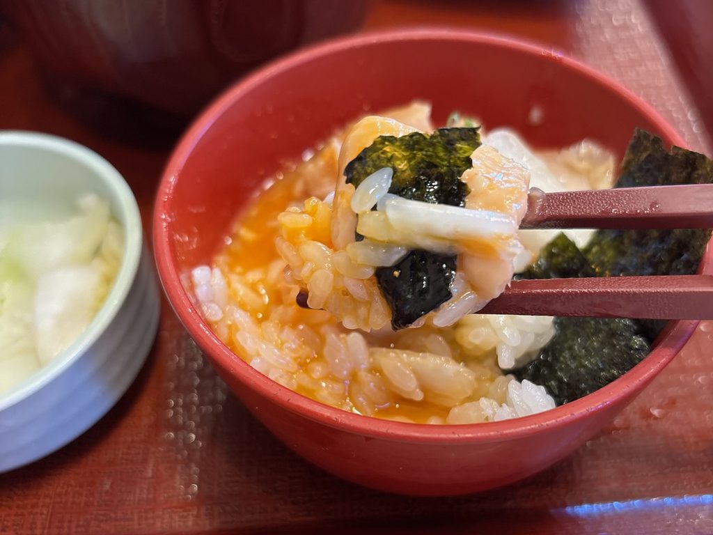 鶏小鉢×こだわり卵×おしんこで作る特製ミニ親子丼風