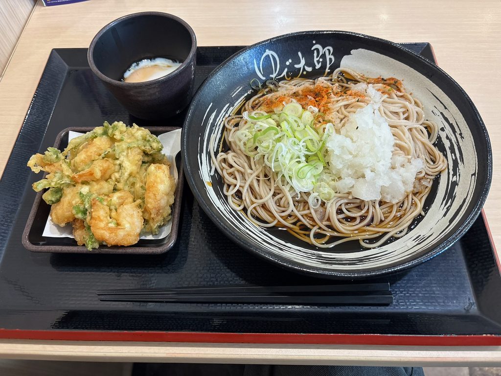 ほぼ海老だけのかきあげそば（冷・ぶっかけ）」とトッピングの温泉玉子