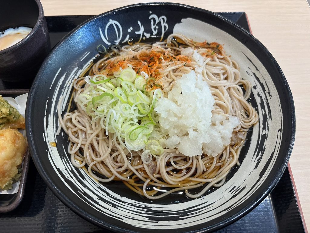 鬼おろしやネギがのった冷たいぶっかけそば